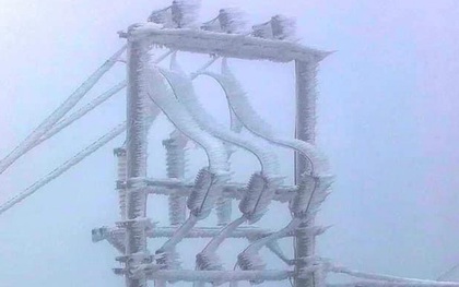 Những người “đu dây” gõ băng tuyết, đảm bảo lưới điện hoạt động trong giá lạnh