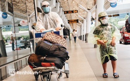 Ngày đầu sân bay Tân Sơn Nhất phục vụ khách thương mại trở lại: "Suốt đêm tôi không ngủ được vì quá mong chờ về quê"