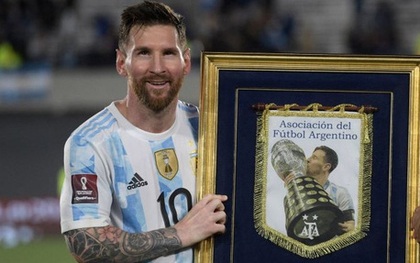 Messi ghi bàn "rùa" để lập kỷ lục và mở ra chiến thắng đậm cho Argentina trước Uruguay
