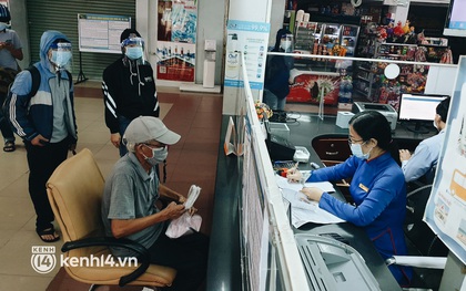 Ga Sài Gòn mở cửa, những vị khách đầu tiên mua được vé về quê xúc động: "Cầm 2 tấm vé trên tay, tôi mừng lắm"
