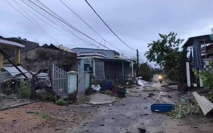 Quảng Ngãi: Lốc xoáy làm tốc mái hàng chục nhà dân giữa đêm khuya