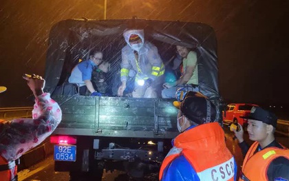 CSGT Quảng Nam "giải cứu" hàng chục người kẹt giữa dòng nước lũ