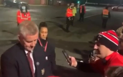 Thua tan nát Liverpool, Solskjaer vẫn được fan MU xin chữ ký và chụp ảnh