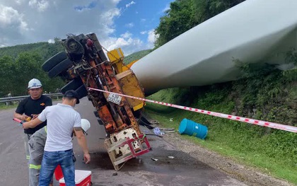 Vận chuyển cánh quạt gió khổng lồ, xe siêu trường bị lật khi lên đèo