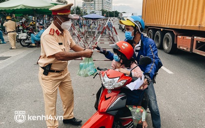 CSGT TP.HCM phát sữa, nước,... cho bà con đi xe máy về quê, ai cũng cảm thấy ấm lòng