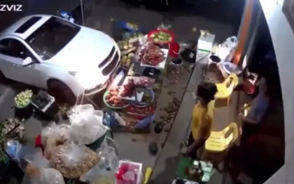 Ô tô phi thẳng vào quầy bán hoa quả, dọa chủ quán một phen "đứng hình"