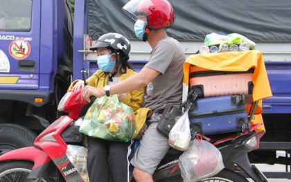 Từng phích nước, móc quần áo, bơm xe... đã cũ mèm được đùm theo hành trình 1.000km về quê: "Giờ 1 nghìn đồng cũng quý"