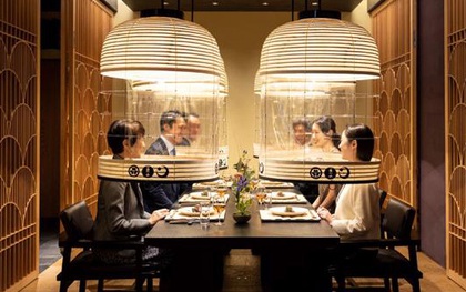 Ăn hàng “bình thường mới” kiểu Nhật: bữa tối đèn lồng Tokyo