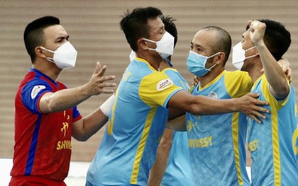 Chuyện kỳ lạ: Cầu thủ futsal đeo khẩu trang thi đấu tại giải VĐQG