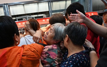 Siêu thị Trung Quốc tắc nghẽn vì dân hoảng loạn như "ngày tận thế": Có người mua 300kg gạo
