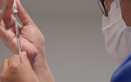 Người đàn ông tiêm 10 liều vaccine COVID-19 trong một ngày
