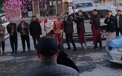 Hôn lễ đang diễn ra, bạn trai cũ của cô dâu xuất hiện với băng rôn có dòng chữ khiến đám cưới trở thành "mớ bòng bong"