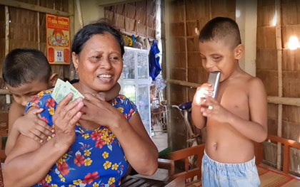 Cậu bé mù kỳ lạ ở Trà Vinh: Không ăn cơm, chỉ gặm gỗ, đất đá, 6 tuổi chưa biết nói