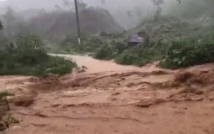 Nguyên nhân khiến núi sạt trượt như thác đổ uy hiếp 14 hộ dân