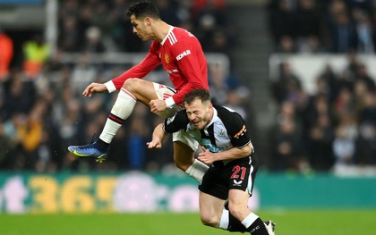 Cay cú vì MU bị dẫn trước, Ronaldo lên gối thô bạo suýt trúng mặt cầu thủ Newcastle