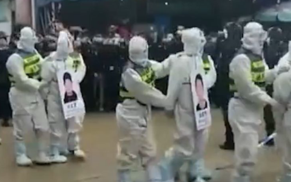 Trung Quốc phạt người vi phạm phòng chống dịch phải đeo bảng tên rồi đi diễu phố gây tranh cãi