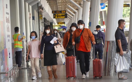 Hành khách nhộn nhịp ở sân bay Tân Sơn Nhất tối giao thừa