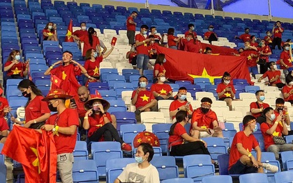 CĐV Việt Nam tại Singapore than trời vì giá vé xem AFF Cup: Đã đắt còn phải ngồi với CĐV... ĐT Lào