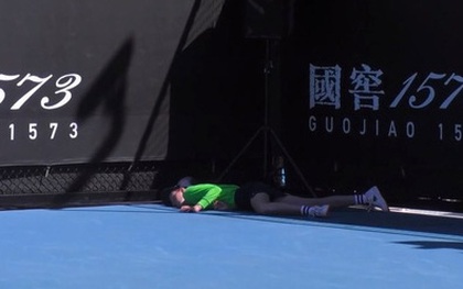 Bé gái nhặt bóng ngất xỉu ở Australian Open