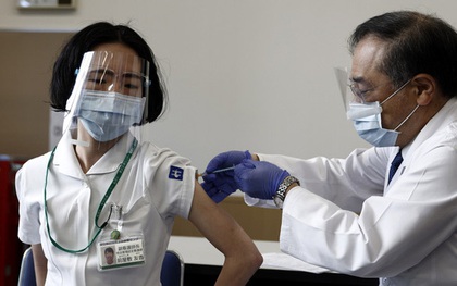 Nhật Bản ghi nhận chỉ hơn 1.400 ca mắc COVID-19 mới trong ngày tiêm vaccine đầu tiên