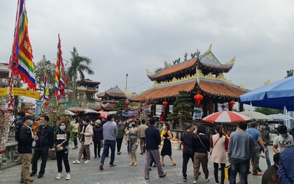 Đóng cửa chợ Viềng, người dân vẫn nườm nượp đổ về cầu may