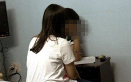 Nữ giáo viên bị tố xâm hại nam sinh 15 tuổi trong tủ quần áo ở lớp học khiến phụ huynh khóc ngất, đáng chú ý là thái độ của người chồng