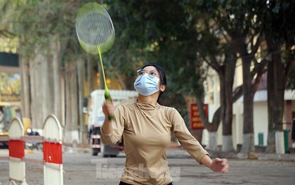 Cận cảnh người dân phơi nắng, tập thể dục trong khu cách ly ở Hải Phòng