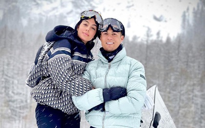 Loạt ảnh cực tình trong tuyết trắng của Ronaldo và bạn gái nhân dịp "sinh nhật kép"