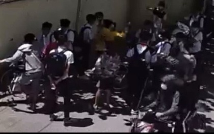 CLIP: Học sinh lớp 8 bị đánh hội đồng ngay trước cổng trường giờ tan học