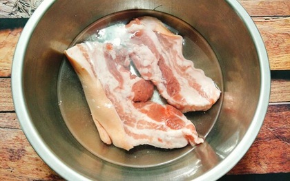 Người Việt nên bỏ ngay thói quen rửa thịt theo cách này vì sẽ làm tăng nguy cơ nhiễm khuẩn, khiến cả nhà nhiễm bệnh