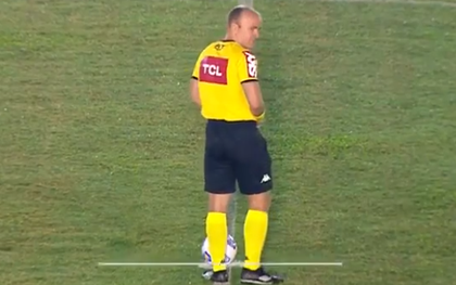 Sốc: Trọng tài "bí quá" tiểu tiện ngay giữa sân, nhưng nghe xong lý do, dân tình chắc chắn sẽ cảm thông