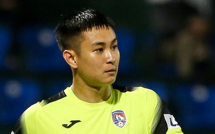 Cựu thủ môn U23 Việt Nam nằm sân câu giờ sau mỗi lần cản phá khiến đối thủ bức xúc