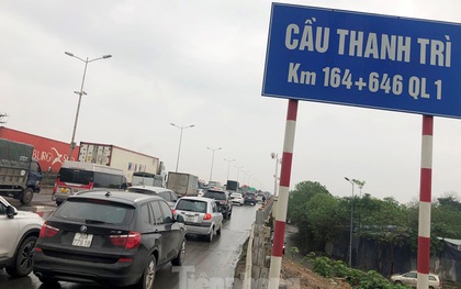 Cầu Thanh Trì ùn tắc trong ngày đầu hạ tốc độ xuống 60km/h