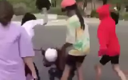 4 nữ sinh lớp 8 đánh dã man, hò hét xé áo bạn