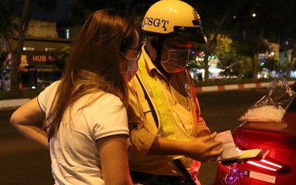 Lái ô tô đi nhậu, năn nỉ suốt 30 phút để được "bỏ qua", nữ tài xế bị CSGT ở Sài Gòn phạt 35 triệu đồng