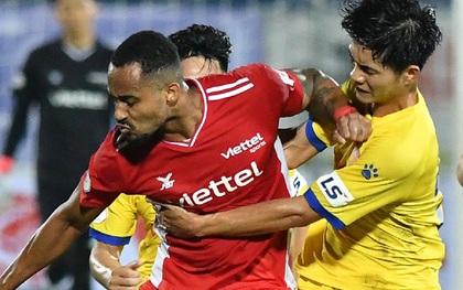 "Liên hoàn cùi chỏ" của ngoại binh Viettel FC khiến hai cầu thủ Nam Định nhăn nhó
