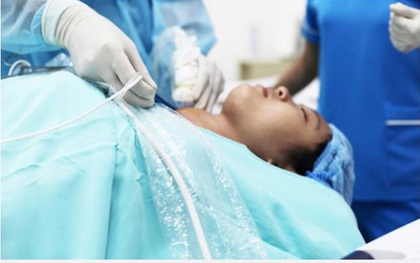 Chữa bướu cổ bằng cách đắp lá, người phụ nữ bị hoại tử, bong tróc da