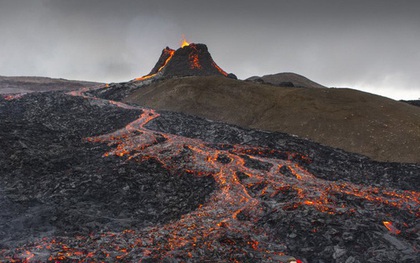 Người dân Iceland đổ xô đi xem núi lửa phun trào sau gần 800 năm