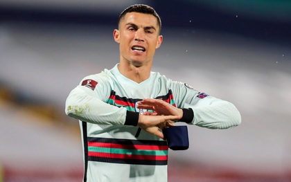 Ronaldo nhận đủ "gạch đá" vì ném băng đội trưởng sau drama cay đắng phút cuối trận