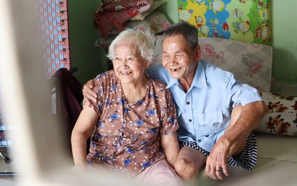 60 năm làm vợ chồng, ông vẫn giặt đồ, tắm gội cho bà lúc ốm đau, bệnh tật: "Tui không có con, cả đời này có mình bả thôi"