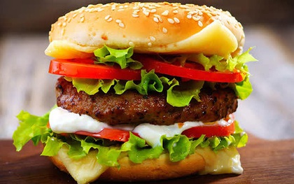 Từ lầm tưởng "đã hamburger lại còn nhân bò", cùng tìm hiểu nguồn gốc của món ăn nhanh bị ẩm thực đường phố Việt Nam đánh "bầm dập"
