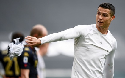 Ronaldo bỏ lỡ cơ hội khó tin, gây tranh cãi khi ném phăng áo đấu của Juventus