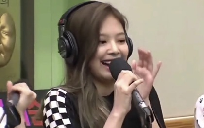BLACKPINK bị tố "hát nhép" vì sự cố giật mic của Jennie?