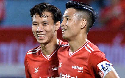 Bộ đôi trung vệ tuyển Việt Nam phì cười sau pha bóng hú hồn vì sai lầm của Nguyên Mạnh