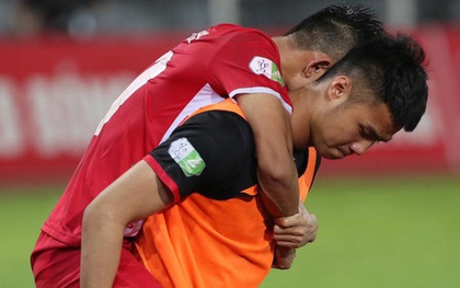 Thủ môn U23 “đảm đang” cõng đồng đội chấn thương rời sân, Hải Phòng FC thắng CLB Bình Phước đầy cảm xúc ở Cúp Quốc gia