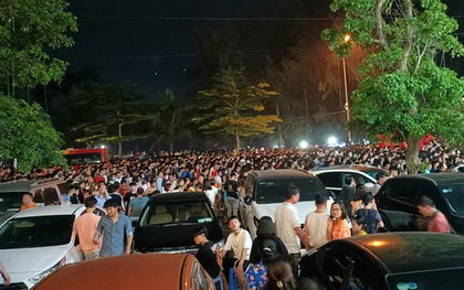 CLIP: Hàng vạn người đổ về Sầm Sơn xem bắn pháo hoa