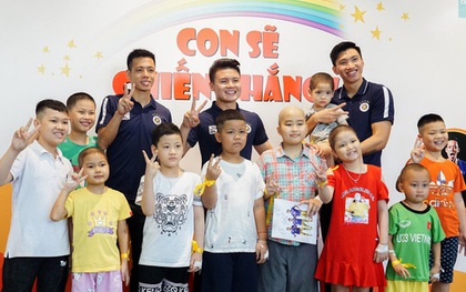 Cầu thủ Hà Nội FC giao lưu với bệnh nhi ung thư: Con sẽ chiến thắng!