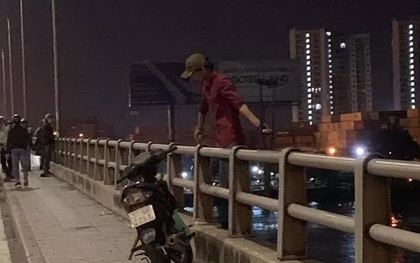 CLIP: Ớn lạnh 1 người treo lơ lửng ở lan can cầu Đồng Nai lúc nửa đêm