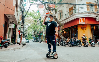 Quán phở "diễn xiếc" lạ nhất Hà Nội: Đội tô nước lèo nóng hổi thăng bằng trên đầu, chân lướt như bay bằng xe điện trong khu ngõ nhỏ để phục vụ khách