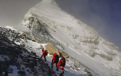 Hai nhà leo núi tử vong trên đỉnh Everest ngay trong ngày đầu tiên mở cửa trở lại